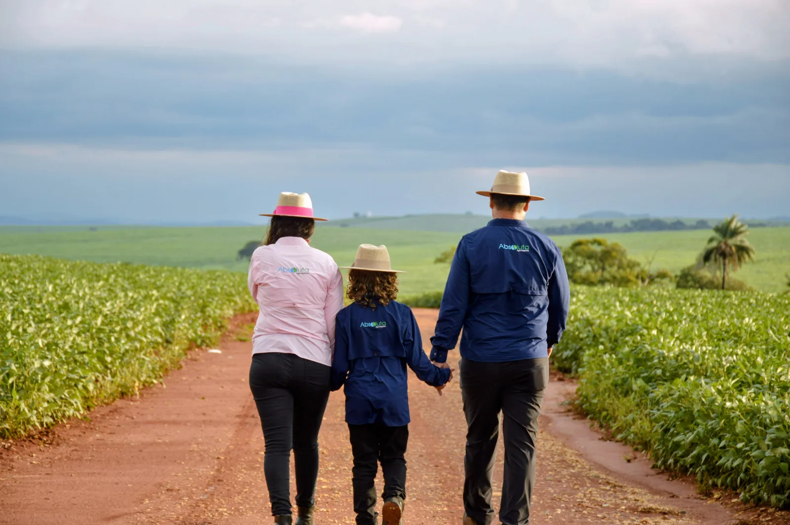 Familia no campo em area agricola de larga escala