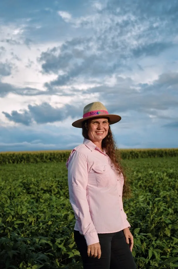 Profissional do agro em campo de cultivo